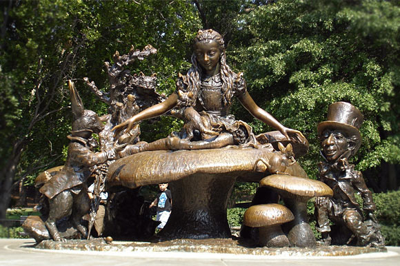 Alice im Wunderland Statue